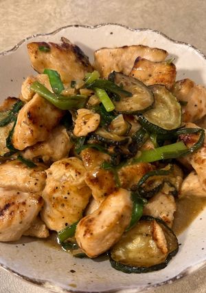ズッキーニと鶏胸肉のニラ塩レモン炒め-レシピのメイン写真