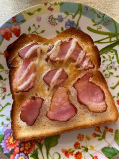 ☆燻製ベーコンのせて焼くだけトースト☆-レシピのメイン写真