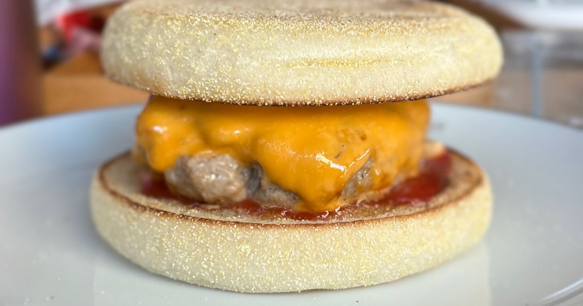 ソーセージマフィンとソース入り N.Y. バーベキューソーセージ&チーズマフィンを実食レビュー