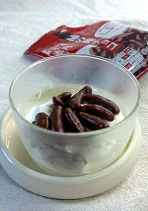 カリカリッ✨柿の種チョコ🍫ヨーグルト-レシピのメイン写真