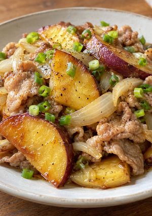 秋の簡単おかず！豚こまとさつまいもの塩バター炒め-レシピのメイン写真