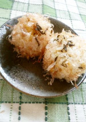 こぶ(昆布)たぬき(揚げ玉)　おにぎり-レシピのメイン写真