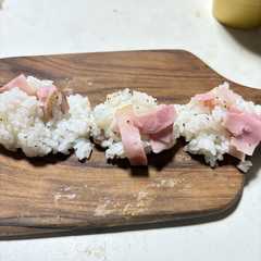 รูปของ 簡単!ベーコンチーズ黒胡椒おにぎり♪