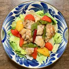 รูปของ 鶏もも肉とパプリカのピリ辛甘酢炒め