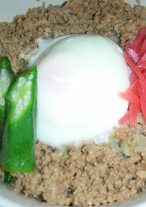 鶏挽肉と温泉卵丼-レシピのメイン写真