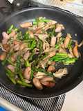 きのことアスパラとベーコンの玉ねぎ麹炒め
