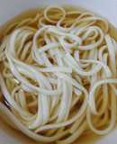 沖縄そばを意識した冷やしうどん