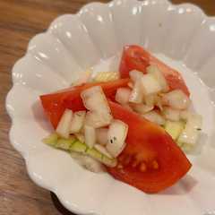 รูปของ 新玉ねぎとトマトのお手軽サラダ