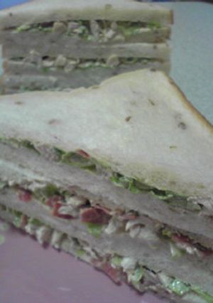 チキンとクリスピーベーコンのサンド♪-レシピのメイン写真