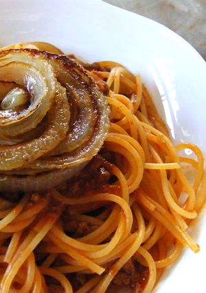 スパゲッティボロネーゼ焼きタマネギのせ-レシピのメイン写真