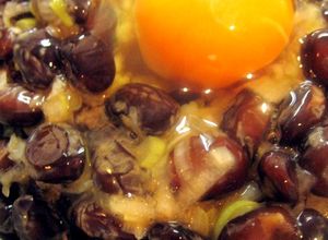 簡単・めかぶと黒豆納豆の生たまごごはん-レシピのメイン写真