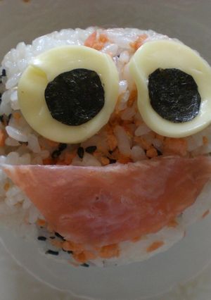 クルクルラップおにぎり（鮭ゴマ君）-レシピのメイン写真