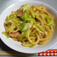 รูปของ 焼き肉のタレでお手軽焼きうどん！