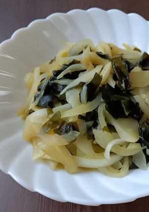 新玉とわかめのカレーポン酢炒め-レシピのメイン写真