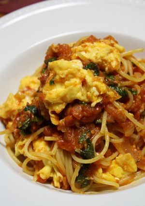 スクランブルエッグ入りトマトソースパスタ-レシピのメイン写真