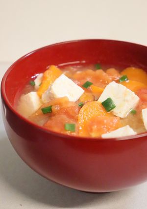 野菜たっぷり！人参とトマトと豆腐の味噌汁-レシピのメイン写真