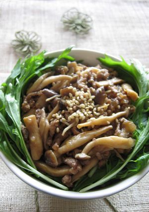 お好み茸のピリ辛そぼろ丼-レシピのメイン写真