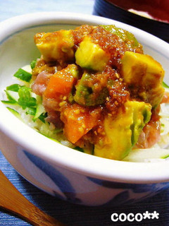 サーモンとアボカドで☆よくばり鮪ユッケ丼-レシピのメイン写真