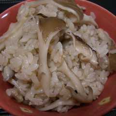 รูปของ きのこいっぱい炊き込みご飯(薄味）♪