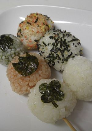 ラップで簡単！３色だんご風おにぎり。-レシピのメイン写真