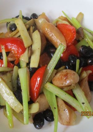 蒸し黒豆とセロリウインナ昆布だし炒め😋-レシピのメイン写真