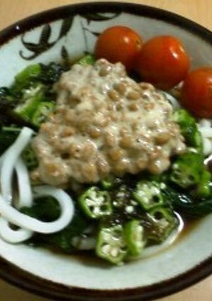 ｵｸﾗ・ﾓﾛﾍｲﾔ・納豆のぶっかけうどん-レシピのメイン写真