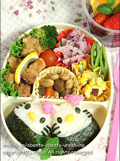 三角おにぎりでキティちゃん弁当*キャラ弁-レシピのメイン写真