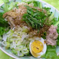 รูปของ 野菜や具がたっぷり♪うちのサラダうどん