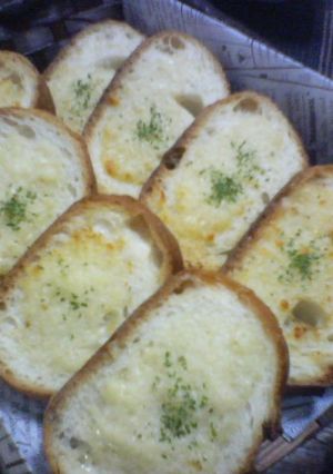 超簡単で美味♡チーズガーリックトースト-レシピのメイン写真