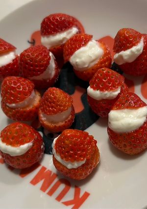 水切りヨーグルトでいちごサンタ-レシピのメイン写真