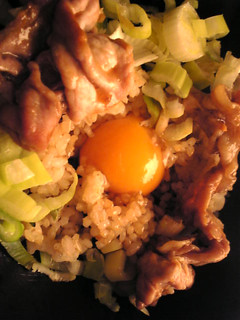 豚肉のオイスターニンニク蒸しと葱の温玉丼-レシピのメイン写真