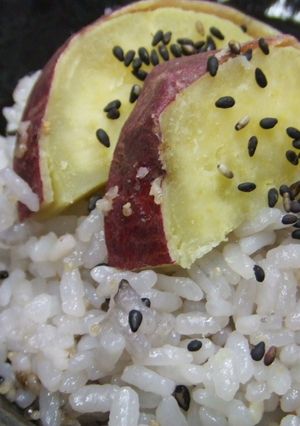 さつま芋と黒ゴマの五穀炊き込みご飯-レシピのメイン写真