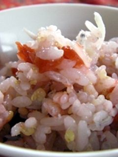 梅しらすご飯♪炊きたてご飯に混ぜるだけ♪-レシピのメイン写真