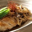 鶏胸ソテー・きのこのオイ生姜あんかけ。