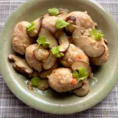 A picture of 椎茸と鶏団子の塩糀炒め.