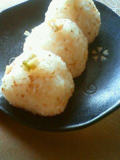 ちょっとピリッ★ザーサイとチーズおにぎり-レシピのメイン写真
