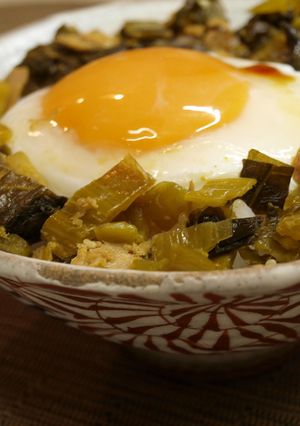 ツナ＆高菜炒めの半熟目玉焼きごはん-レシピのメイン写真