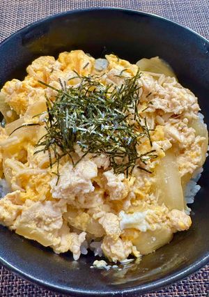 旨味抱き込む!鶏ひき肉のふんわり親子丼-レシピのメイン写真