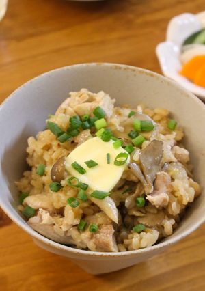 鶏もも肉ときのこの味噌バター炊き込みご飯-レシピのメイン写真