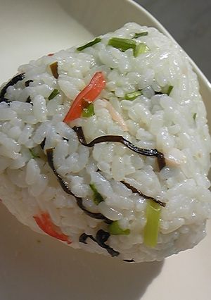 カニカマと塩昆布のおにぎり♪-レシピのメイン写真