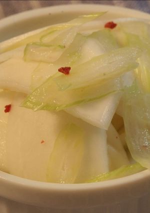 梅こぶ茶でカブとセロリの浅漬けサラダ-レシピのメイン写真