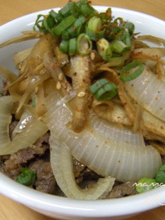 フライパンで作る牛丼♪キンピラごぼう乗せ-レシピのメイン写真