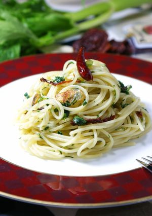 セロリの葉とドライトマトのペペロンチーノ-レシピのメイン写真