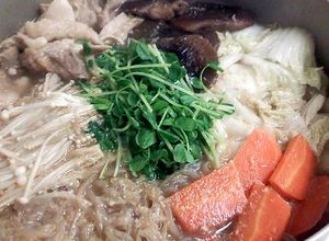 余ったラーメンスープが活躍とんこつ味噌鍋-レシピのメイン写真