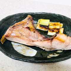 รูปของ 付け合わせも一緒に作れる☆ブリカマの塩焼き🐟