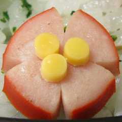 รูปของ お弁当に輪切りのお花ウィンナー