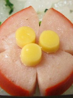 お弁当に輪切りのお花ウィンナー-レシピのメイン写真