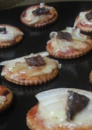 ＋クラッカーでアンチョビピザ＋-レシピのメイン写真