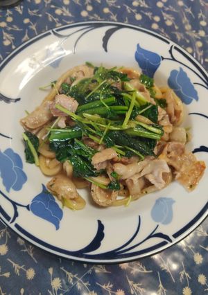 三つ葉と春菊と豚バラ肉の焼きうどん-レシピのメイン写真