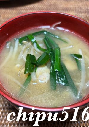 鶏もも肉ともやしとニラの味噌汁　鶏ダシきいてるよ-レシピのメイン写真